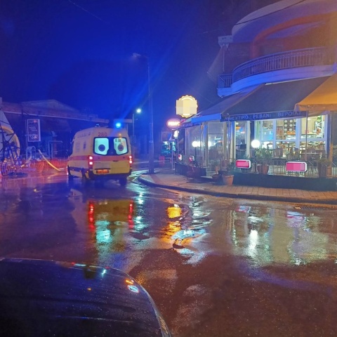 Ασθενοφόρο σε δρόμο στη Βέροια που έχει νερά λόγω βροχής