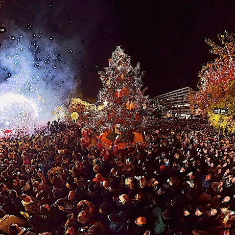 Η φωταγώγηση του Χριστουγεννιάτικου Δέντρου στην Πλατεία Συντάγματος από τον Δήμο Αθηναίων σε ένα video 360 μοιρών από τη VR360.