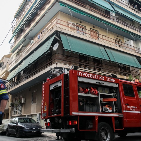 Θεσσαλονίκη: Ένας άνδρας και μια γυναίκα απεγκλωβίστηκαν από την Πυροσβεστική, έπειτα από φωτιά που εκδηλώθηκε στην οδό Διοικητηρίου.