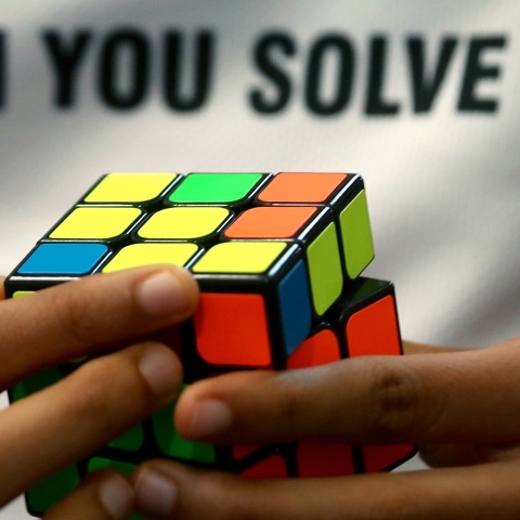 Κύβος του Ρούμπικ: Ο δημιουργός του εξηγεί ποιο είναι το μυστικό για να λυθεί το παιχνίδι που έγινε παγκόσμιο φαινόμενο, με πάνω από 450 εκατομμύρια πωλήσεις.