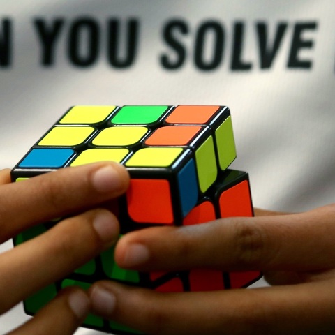 Κύβος του Ρούμπικ: Ο δημιουργός του εξηγεί ποιο είναι το μυστικό για να λυθεί το παιχνίδι που έγινε παγκόσμιο φαινόμενο, με πάνω από 450 εκατομμύρια πωλήσεις.