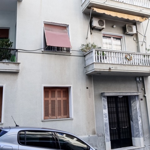 Γυναικοκτονία στον Πειραιά: Τα πρώτα λόγια του καθ’ ομολογίαν δράστη στους αστυνομικούς - Σκότωσε τη 19χρονη και έκρυψε το όπλο στην κατάψυξη.