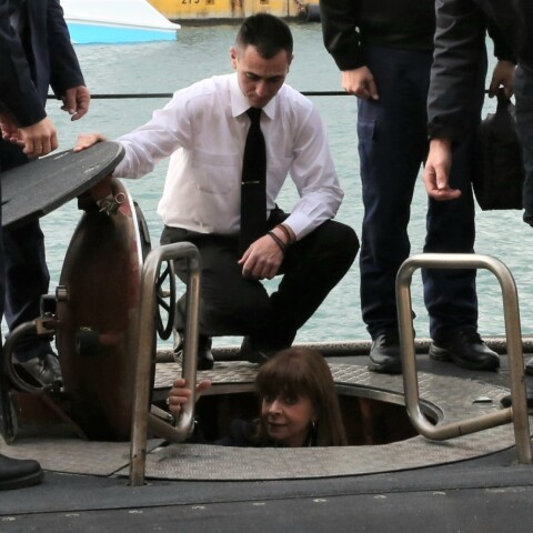 Κατερίνα Σακελλαροπούλου: Η Πρόεδρος της Δημοκρατίας συμμετείχε στον πλου του υποβρυχίου Παπανικολής, από τον Ναύσταθμο Σαλαμίνας προς στον Πειραιά.