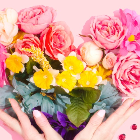 Ποιοι γιορτάζουν σήμερα 4 Δεκεμβρίου; Το εορτολόγιο της Athens Voice σου τους θυμίζει. Μην ξεχάσεις να τους δώσεις τις καλύτερες ευχές σου!