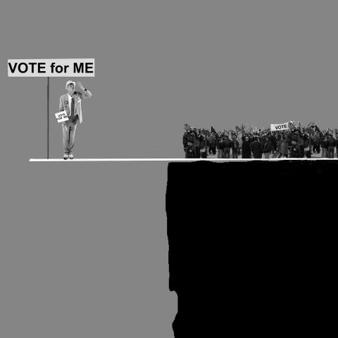 Το προεκλογικό σκηνικό, το κλίμα πόλωσης και φανατισμού και οι επιδιώξεις των κομμάτων για τη συμμετοχή διάσημων ονομάτων στα ψηδοφέλτιά τους.