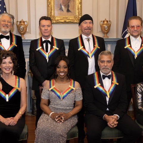 Τιμητικά βραβεία απονεμήθηκαν από το Kennedy Center στους Τζορτζ Κλούνεϊ, U2, Γκλάντις Νάιτ - Αναγνωρίστηκε η προσφορά τους στην κουλτούρα της Αμερικής.