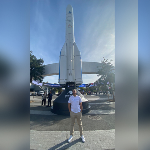 Ο Νίκος Μωραΐτης μπροστά σε απομίμηση του πυραύλου της ESA, Αriane 6 (IAC 2022, Σεπτέμβριος 2022, Παρίσι)