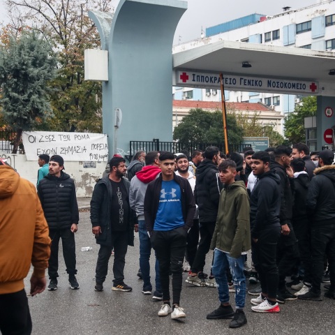 Πυροβολισμός 16χρονου σε αστυνομική καταδίωξη στη Θεσσαλονίκη: Συγκρούστηκαν δυνάμεις των ΜΑΤ και Ρομά έξω από το Ιπποκράτειο, όπου νοσηλεύεται ο νεαρός.