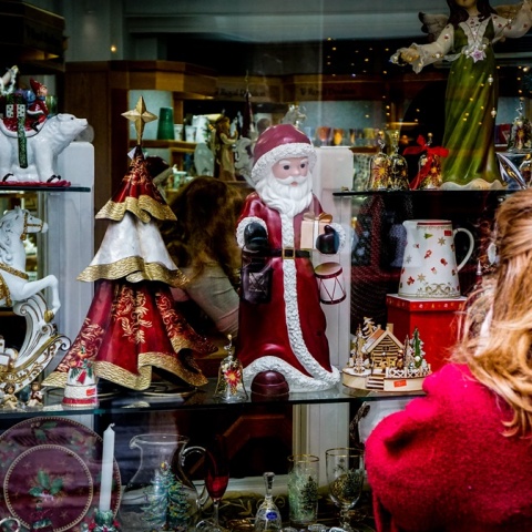 Άγιος Βασίλης και χριστουγεννιάτικα στολίδια σε βιτρίνα