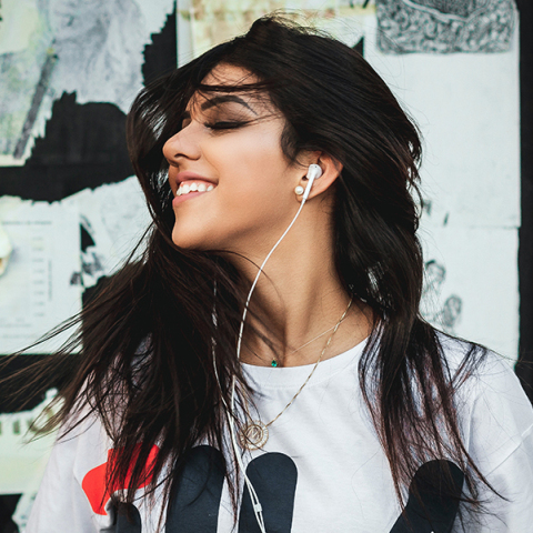 Κοπέλα που ακούει μουσική