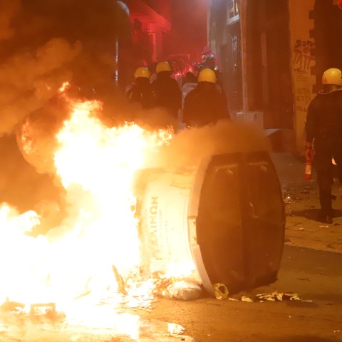 Θεσσαλονίκη: Επέτειος δολοφονίας Αλέξανδρου Γρηγορόπουλου - Επεισόδια μετά το τέλος της πορείας - Δεκάδες μολότοφ και πετροπόλεμος.