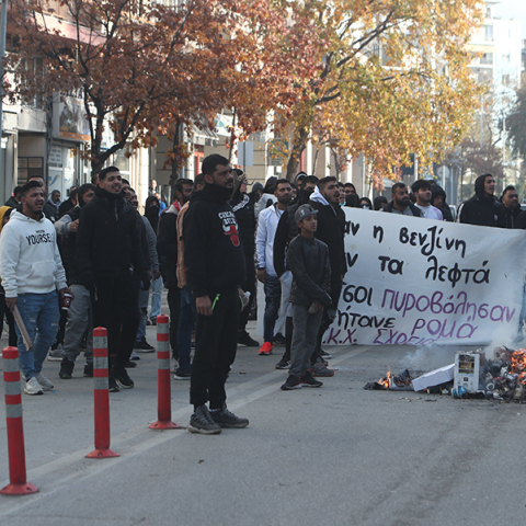 Επεισόδια έξω από τα δικαστήρια της Θεσσαλονίκης από συγκεντρωμένους Ρομά, συγγενείς του 16χρονου, που δέχθηκε πυροβολισμό από αστυνομικό στο κεφάλι