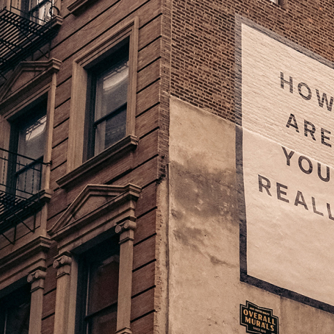 αφίσα σε τοίχο