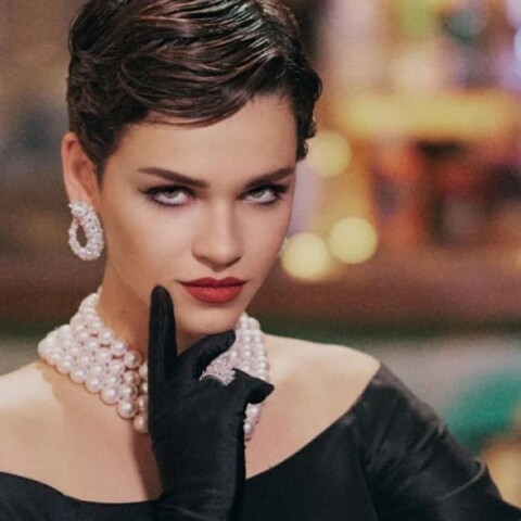 Η Κυβέλη Χατζηευστρατίου έντονα βαμμένη κρατά με το χέρι της το πρόσωπό της σε φωτογράφιση του GNTM