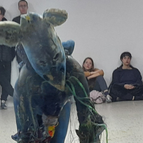 «Το κομμένο κεφάλι του Δημήτρη Αμελαδιώτη» περφόρμανς από τον Πάνο Σκλαβενίτη στο ΟΧΤΩ