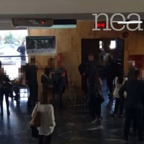 Άτομα στο δικαστήριο Ρεθύμνου για την εκδίκαση της σεξουαλικής κακοποίησης 16χρονου ΑμεΑ