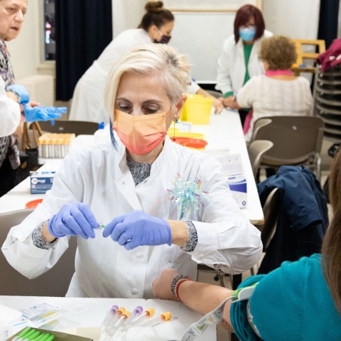 Λέσχες Φιλίας Δήμου Αθηναίων: Δωρεάν αιματολογικοί έλεγχοι σε όλα τα μέλη τους - Εγκαινιάστηκε η σειρά δράσεων από τον Θάνο Πλεύρη και τον Κώστα Μπακογιάννη.