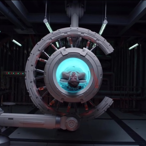 Ο Robert Pattinson στα πρώτα πλάνα από το Mickey 17 του Bong Joon-ho