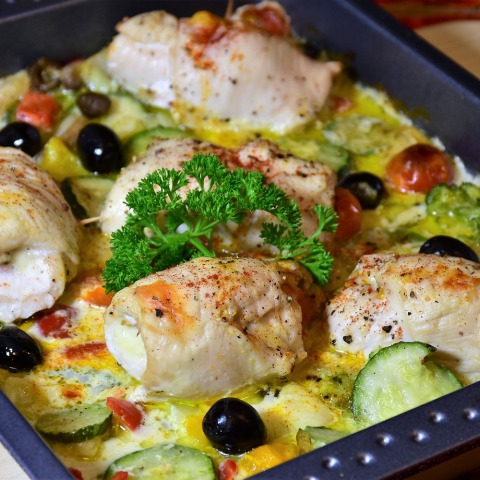 Ρολό κοτόπουλου με λαχανικά σε ταψί