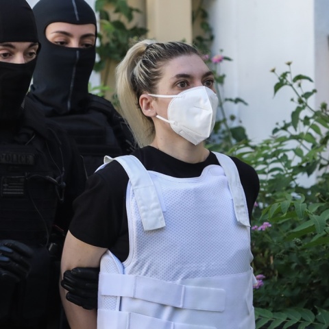 Η Ρούλα Πισπιρίγκου με μάσκα και αλεξίσφαιρο οδηγείται στον εισαγγελέα