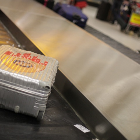 Σκύλος ξεχάστηκε σε σακίδιο, με αποτέλεσμα να εντοπιστεί από τους υπαλλήλους του ελέγχου αποσκευών σε αεροδρόμιο του Ουινσκόνσιν των ΗΠΑ.