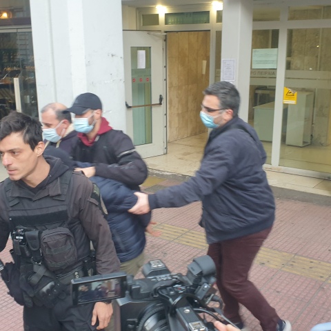 Γυναικοκτονία στον Πειραιά: Ο κατηγορούμενος οδηγείται στις φυλακές