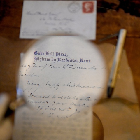 Φακός για την ανάγνωση επιστολής του Καρόλου Ντίκενς