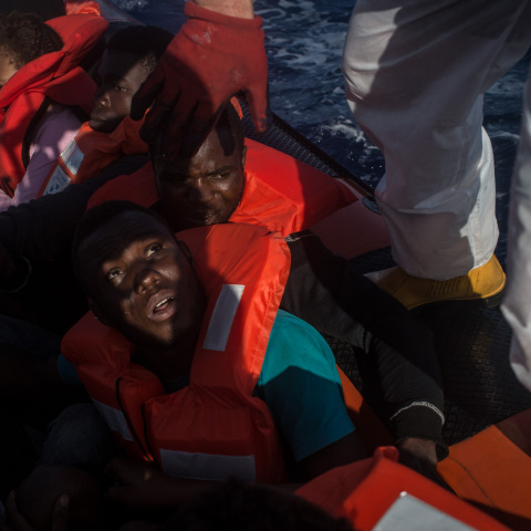 Μετανάστες με σωσίβιο σε βάρκα