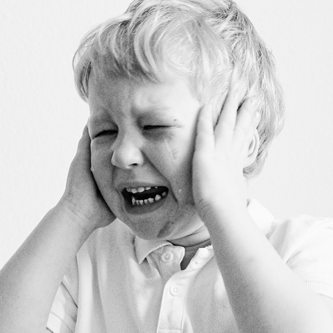 Ασπρόμαυρη φωτογραφία με ένα μικρό αγοράκι που κλαίει