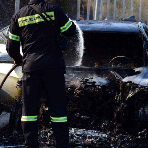 Πυροσβέστης προχωρά στην κατάσβεση αυτοκινήτου που είχε αρπάξει φωτιά