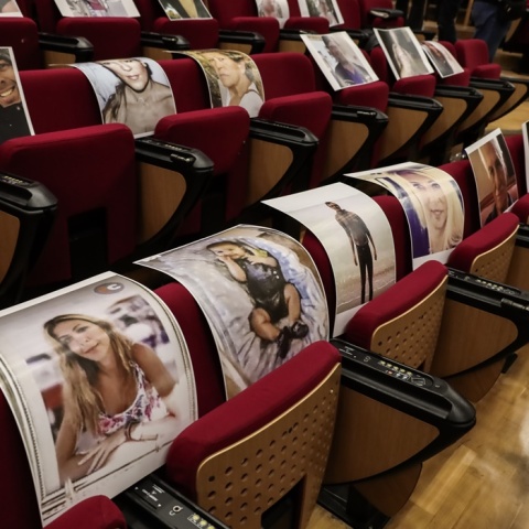 Φωτογραφίες των θυμάτων από τη φωτιά στο Μάτι στα έδρανα του δικαστηρίου