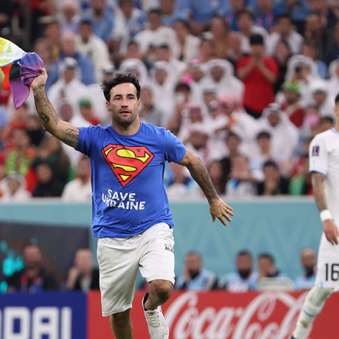 Ο Μάριο Φέρι εισέβαλε σε γήπεδο του Κατάρ με μπολύζα που έγραφε «Respect for Iranian Woman» στην πλάτη, και «Save Ukraine» στην μπροστινή πλευρά, κρατώντας σημαία των ΛΟΑΤΚΙ