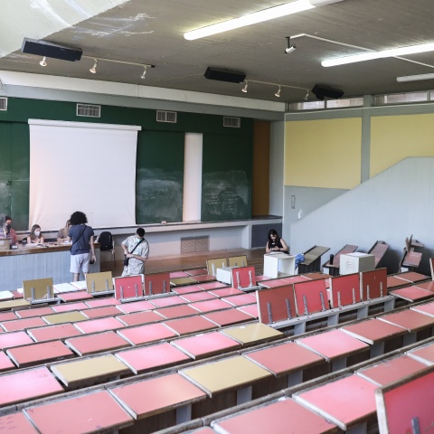 Έδρανα φοιτητών μέσα σε αμφιθέατρο πανεπιστημίου