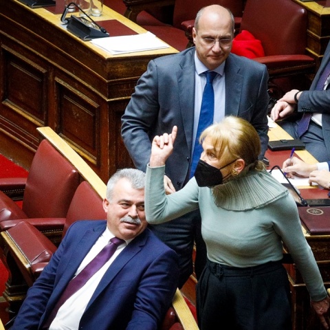Η βουλευτής της ΝΔ, Φωτεινή Πιπιλή, όρθια στη Βουλή κατά τη διάρκεια επεισοδίου