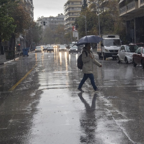 Άτομο με ομπρέλα προστατεύεται από βροχή