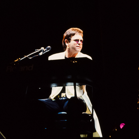 Η πρώτη συναυλία του Έλτον Τζον στην Ελλάδα, το καλοκαίρι του 1993, στην Αθήνα, στο γήπεδο της ΑΕΚ, μέσα από σπάνιες φωτογραφίες του Χρήστου Κισατζεκιάν.