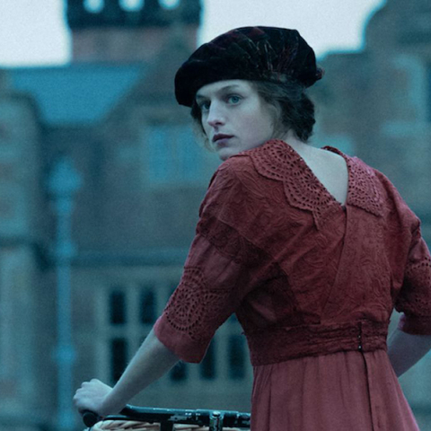 Η Emma-Louise Corrin στην ταινία «Ο εραστής της λαίδης Τσάτερλι» στο Netflix