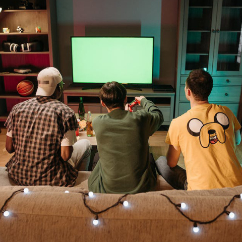 Τρία άτομα παίζουν video games. 