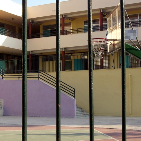 Είσοδος σχολείου στο οποίο διακρίνεται το προαύλιο και η μπασκέτα