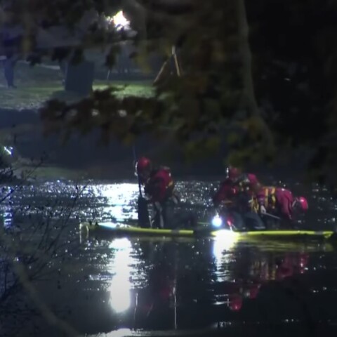 Έρευνες διασωστών για τον εντοπισμό των παιδιών στην παγωμένη λίμνη πάρκου στη Βρετανία