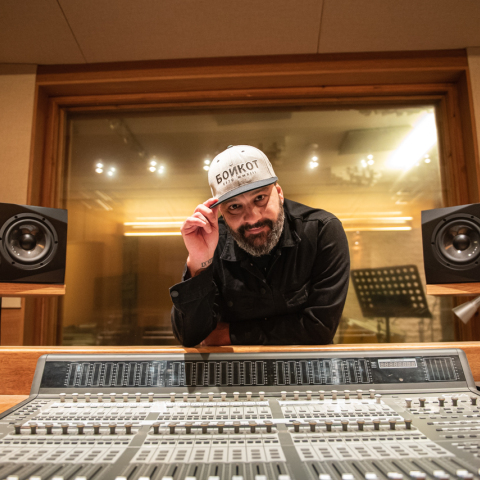 Επίσκεψη στο Lizard Sound Studio: Ο παραγωγός, μηχανικός ήχου, front of house ηχολήπτης, Δημήτρης Καρπούζας, μιλά για τη διαδικασία ηχογράφησης, την παραγωγή και την ολοκλήρωση ενός άλμπουμ.