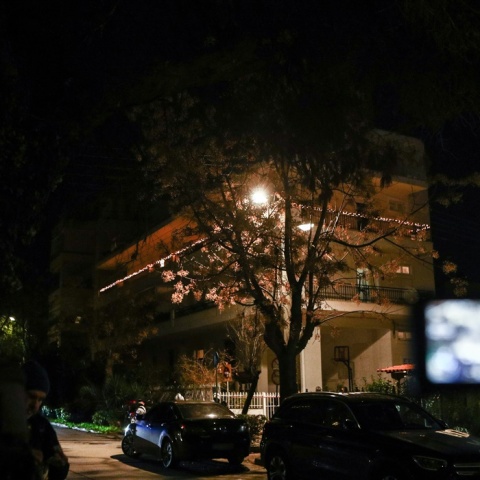 Αστυνομικοί και τηλεοπτικά συνεργεία στο σπίτι όπου έγινε η άγρια δολοφονία στο Μαρούσι