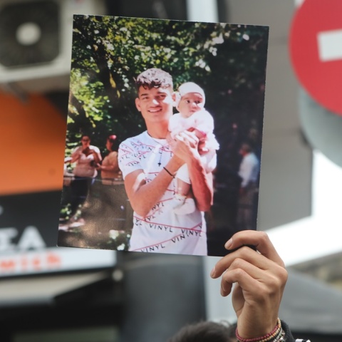 Ο 16χρονος Ρομά με το παιδί του σε φωτογραφία που κρατούσαν συγγενείς του έξω από το νοσοκομείο στο οποίο παραμένει σε κρίσιμη κατάσταση