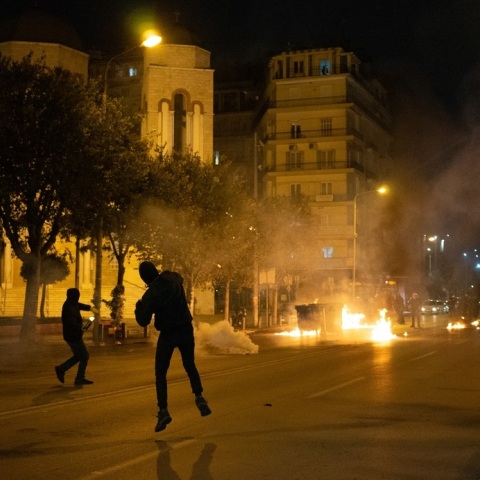 Διμοιρία των ΜΑΤ δέχθηκε επίθεση από ομάδα αγνώστων στη Θεσσαλονίκη: Πέταξαν βόμβες μολότοφ - Κάλεσμα για συγκέντρωση στην Καμάρα μετά τον θάνατο του 16χρονου.