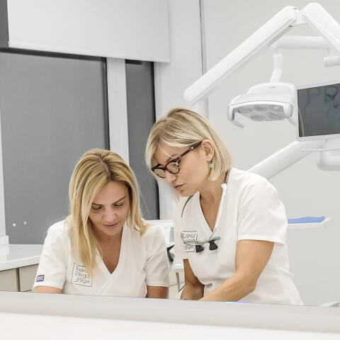 τεχνίτριες δοντιών