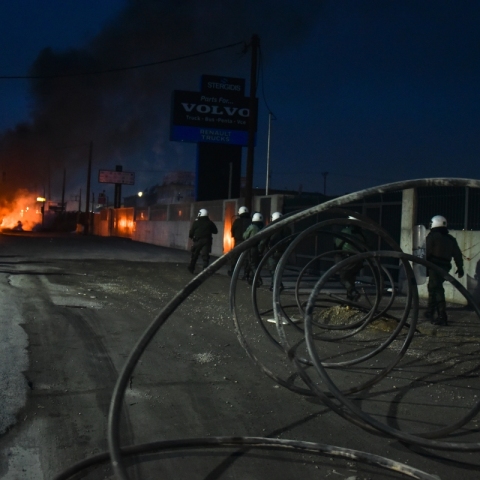 Ρομά άναψαν φωτιές σε δρόμο της Χαλκίδας - Διαμαρτυρία για τον θάνατο του 16χρονου - Στο σημείο βρίσκονται ισχυρές δυνάμεις της αστυνομίας.