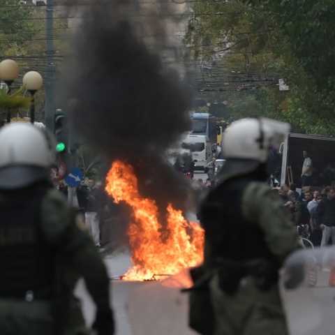 Ένταση και φωτιές σε κάδους έξω από την ΑΣΟΕΕ