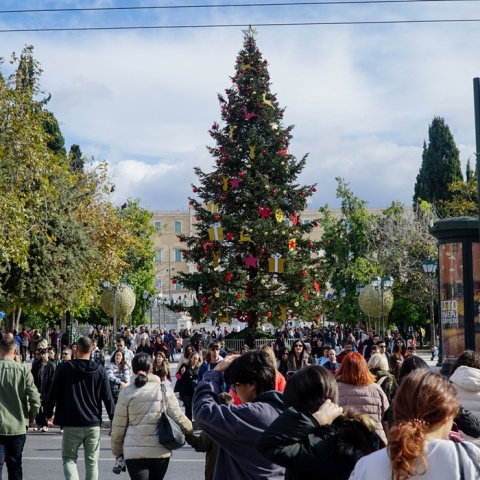 Πολίτες στο στολισμένο χριστουγεννιάτικα Σύνταγμα