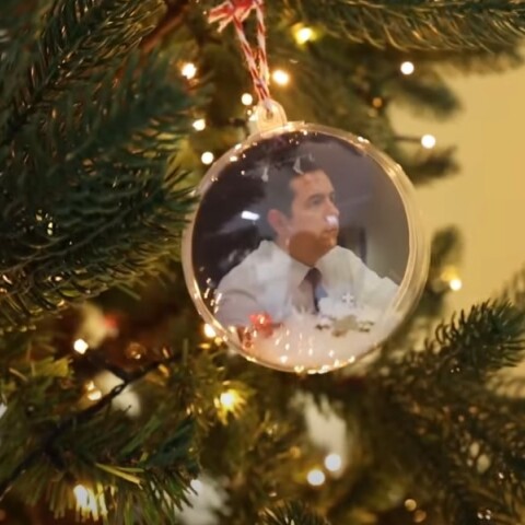 Μπάλα με φωτογραφία του Νότη Μηταράκη σε χριστουγεννιάτικο δέντρο