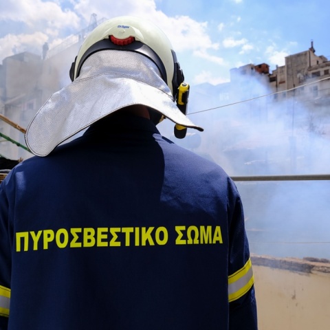 Πυροσβέστης σε μπαλκόνι κτηρίου